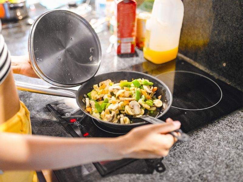 Bếp từ giúp quá trình nấu ăn dễ dàng