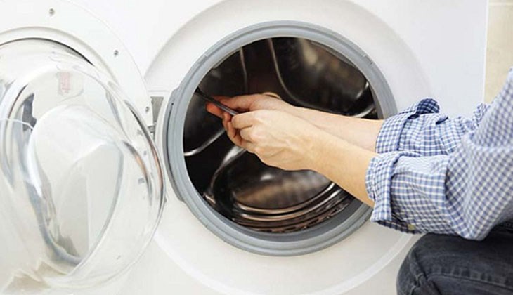 Bạn nên kiểm tra lồng giặt của máy xem có quần áo bị kẹt trong lồng hay không hay có vật cản lạ không Bạn nên kiểm tra lồng giặt của máy xem có quần áo bị kẹt trong lồng hay không hay có vật cản lạ không